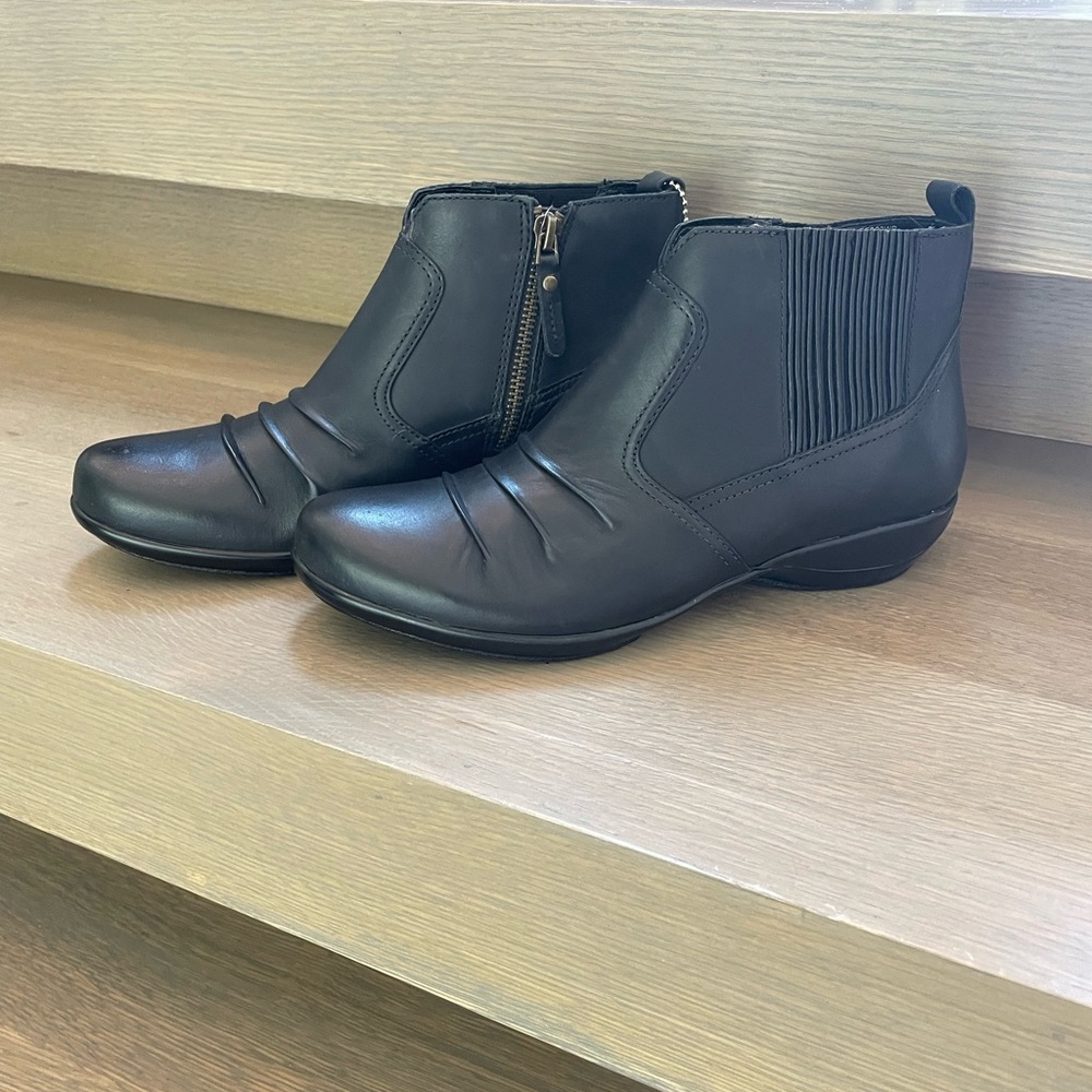 Aetrex Kailey Ankle Bootie in WIDE Width in Black *Brand New In Box*